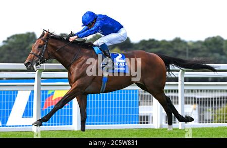 Ghaiyyyath e il fantino William Buick vincono il Coral-Eclipse all'ippodromo di Sandown Park. Foto Stock