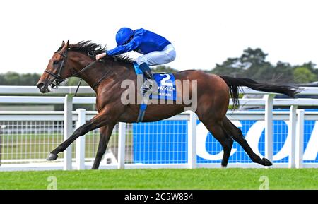 Ghaiyyyath e il fantino William Buick vincono il Coral-Eclipse all'ippodromo di Sandown Park. Foto Stock