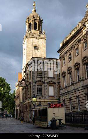 Un fast food Burger van è parcheggiato su Via mais, sotto il campanile della Chiesa di tutti i Santi e la grande facciata del Georgian Corn Exchange, a Bris Foto Stock