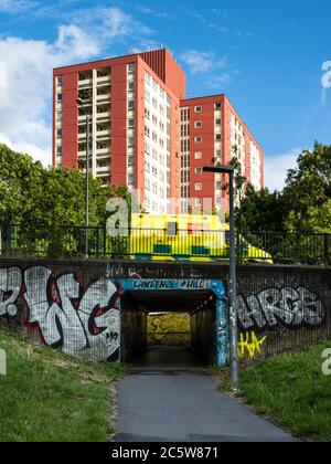 Kingssh House, uno degli alti blocchi di torre del consiglio che ospita la Lawrence Hill Estate, sorge sopra una strada principale e dingy pedonale metropolitana i Foto Stock