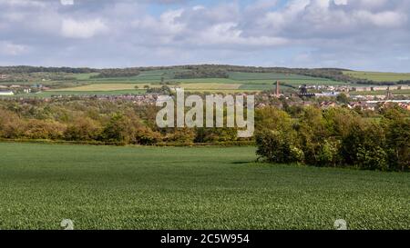 Case della città di Newtongrange, e l'attrezzatura testa di pozzo e camino di Lady Victoria Colliery, sono accoccolati nella Valle Esk in Midlothian. Foto Stock