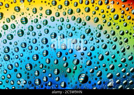 Macro di gocce d'acqua su sfondo multicolore Foto Stock