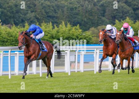 Ghaiyyyath e William Buick vincono il Coral-Eclipse davanti a Enable e Frankie Dettori e il Giappone guidato da Ryan Moore al Sandown Park Racecourse. Foto Stock