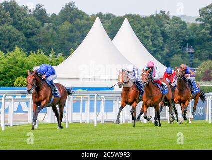 Ghaiyyyath e William Buick vincono il Coral-Eclipse davanti a Enable e Frankie Dettori e il Giappone guidato da Ryan Moore al Sandown Park Racecourse. Foto Stock