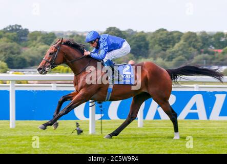 Ghaiyyyath e William Buick vincono il Coral-Eclipse all'ippodromo di Sandown Park. Foto Stock