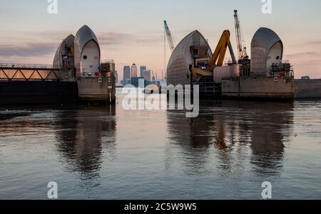 Londra, Inghilterra, Regno Unito - 7 marzo 2010: I grattacieli del quartiere degli affari di Canary Wharf sono visti attraverso la Thames Barrier, nei Docklands di Londra Est. Foto Stock