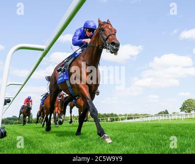 Ghaiyyyath e William Buick vincono il Coral-Eclipse all'ippodromo di Sandown Park. Foto Stock