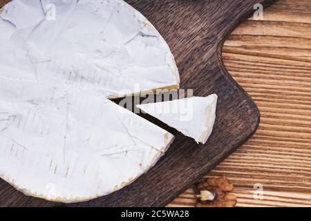 Delizioso formaggio morbido camambert su tavola di legno primo piano Foto Stock