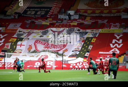 I giocatori prendono un ginocchio a sostegno del movimento Black Lives Matter prima della partita della Premier League ad Anfield, Liverpool. Foto Stock