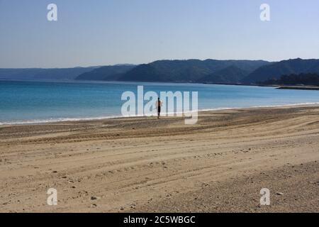 Spiaggia sabbia e blu oceano mare scene a Okinawa, Giappone Foto Stock