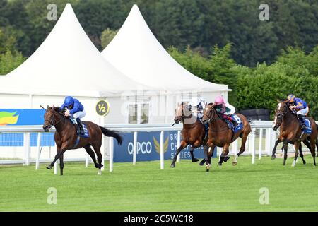 Ghaiyyyath e William Buick vincono il Coral Eclipse davanti a Enable (Nearside) e al Giappone (far side) all'ippodromo di Sandown Park. Foto Stock