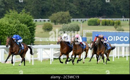 Ghaiyyyath e William Buick vincono il Coral Eclipse davanti a Enable (Nearside) e al Giappone (far side) all'ippodromo di Sandown Park. Foto Stock