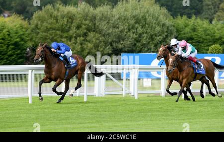 Ghaiyyyath e William Buick vincono il Coral Eclipse davanti a Enable (Nearside) e al Giappone (far side) all'ippodromo di Sandown Park. Foto Stock