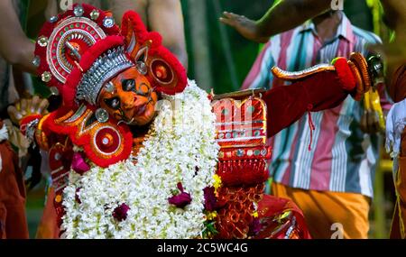 Nagakaali Theyyam | Ritual Art Form of Kerala, Thirra or Theyyam thira è una danza rituale eseguita in 'Kaavu' (boschetto)& templi del Kerala, India Foto Stock