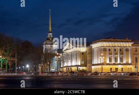 L'edificio dell'Ammiragliato - l'ex quartier generale del Consiglio dell'Ammiragliato e la Marina Imperiale Russa a San Pietroburgo, Russia di notte Foto Stock