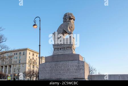 San Pietroburgo, Russia. Shih Tzu, una mitologica guardia di leone di granito dalla Cina, installato sulla discesa al fiume Neva sul terrapieno Petrovskaya Foto Stock