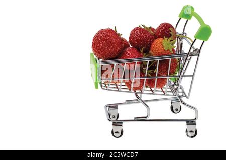 Primo piano vista delle fragole rosse nel carrello su sfondo bianco. Foto Stock