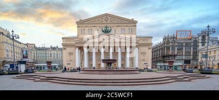 Mosca, Russi. Teatro Bolshoi. Il più famoso teatro russo. Vista panoramica all'alba Foto Stock