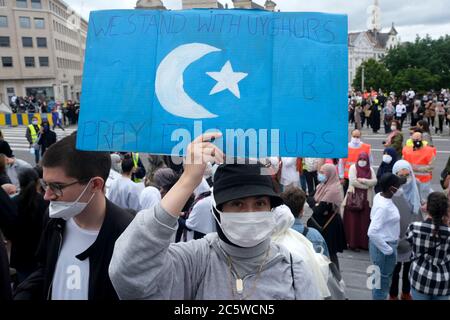 Bruxelles, Belgio. 5 luglio 2020. I manifestanti partecipano a una manifestazione contro la regola della Corte costituzionale belga per vietare l'uso di scarfs nelle università. Credit: ALEXANDROS MICHAILIDIS/Alamy Live News Foto Stock