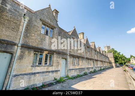 Una fila di storici terrazzati di grado 1 elencati Almshouses in Church Street, Chipping Campden, una piccola città mercato nel Cotswolds in Gloucestershire Foto Stock