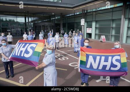 Come parte delle celebrazioni di compleanno NHS personale di NHS fuori Royal Victoria Infirmary, Newcastle, unirsi alla pausa per gli applausi per salutare il 72 ° compleanno NHS. Foto Stock