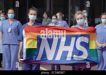 Come parte delle celebrazioni di compleanno NHS personale di NHS fuori Royal Victoria Infirmary, Newcastle, unirsi alla pausa per gli applausi per salutare il 72 ° compleanno NHS. Foto Stock