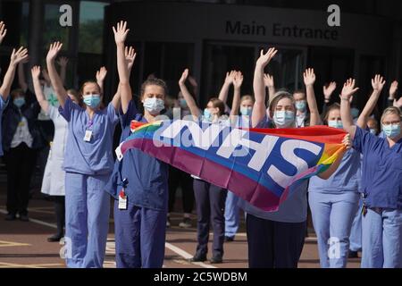 Come parte delle celebrazioni di compleanno NHS personale di NHS fuori Royal Victoria Infirmary, Newcastle, unirsi alla pausa per gli applausi per salutare il 72 ° compleanno NHS. Foto Stock