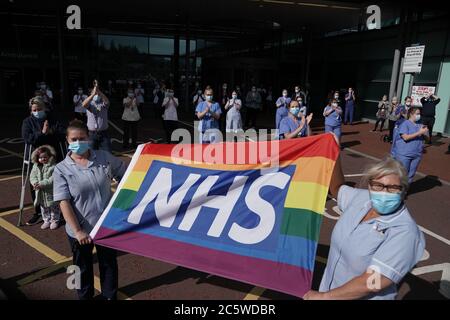 Come parte delle celebrazioni di compleanno NHS personale di NHS fuori Royal Victoria Infirmary, Newcastle, unirsi alla pausa per gli applausi per salutare il 72 ° compleanno NHS. Foto Stock