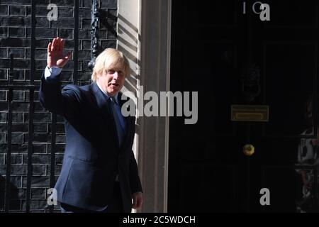 Nell'ambito delle celebrazioni per il compleanno dell'NHS, il primo ministro Boris Johnson Outside 10 Downing Street, Londra, si unisce alla pausa per gli applausi per salutare il 72esimo compleanno dell'NHS. Foto Stock