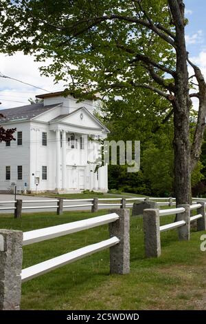 Situato sul verde villaggio nel centro di Fitzwilliam, NH. Attualmente serve come municipio. Costruito all'inizio del 1770 e ricostruito nel 1816. Il nuovo edificio Foto Stock