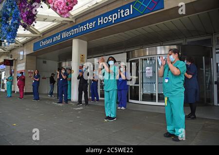 Come parte delle celebrazioni di compleanno NHS personale NHS fuori Chelsea e Westminster Hospital a Londra, unirsi alla pausa per applausi per salutare il 72 ° compleanno NHS. Foto Stock