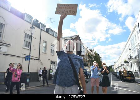 Come parte delle celebrazioni di compleanno NHS personale NHS fuori Chelsea e Westminster Hospital a Londra, unirsi alla pausa per applausi per salutare il 72 ° compleanno NHS. Foto Stock