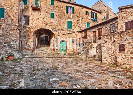 Seggiano, Grosseto, Toscana, Italia: Antica piazza, vicolo e sottopassaggio nel centro storico del borgo medievale sulle pendici del Monte Amiata Foto Stock