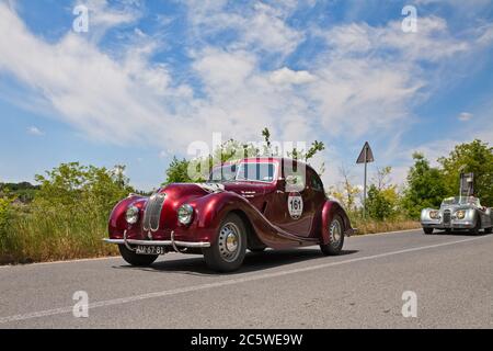 Auto d'epoca britannica Bristol 400 (1948) in gara classica Mille miglia, il 17 maggio 2014 a Colle di Val d'Elsa, Toscana, Italia Foto Stock