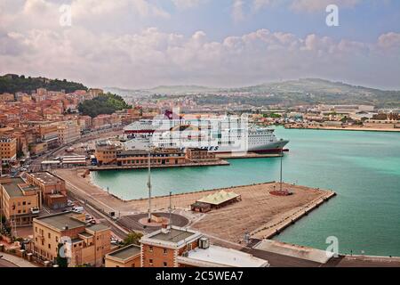 Ancona, Marche, Italia: Vista della città e del porto sul mare Adriatico con i traghetti per Croazia, Albania e Grecia. 26 settembre 2019 Foto Stock