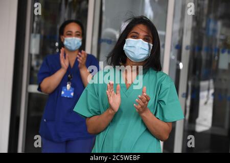 Come parte delle celebrazioni di compleanno NHS personale NHS fuori Chelsea e Westminster Hospital a Londra, unirsi alla pausa per applausi per salutare il 72 ° compleanno NHS. Foto Stock