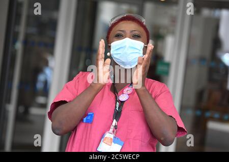 Come parte delle celebrazioni di compleanno NHS personale NHS fuori Chelsea e Westminster Hospital a Londra, unirsi alla pausa per applausi per salutare il 72 ° compleanno NHS. Foto Stock