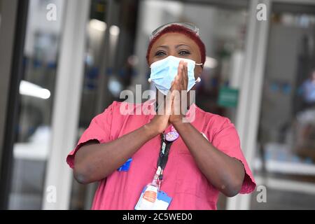 Come parte delle celebrazioni di compleanno NHS personale NHS fuori Chelsea e Westminster Hospital a Londra, unirsi alla pausa per applausi per salutare il 72 ° compleanno NHS. Foto Stock