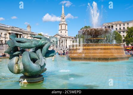 Le fontane a Trafalgar Square e la chiesa di San Martino nei campi Foto Stock