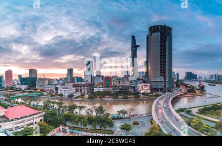 SAIGON, VIETNAM - 04 LUGLIO 2020: Ho Chi Minh città al tramonto, Khanh Hoi ponte, sentiero giallo sulla strada, l'edificio in foto è bitexco torre, lontano a. Foto Stock