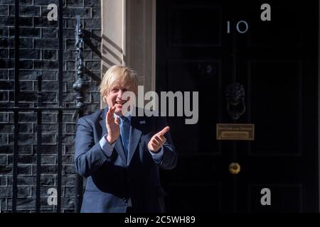 Nell'ambito delle celebrazioni per il compleanno dell'NHS, il primo ministro Boris Johnson si unisce alla pausa per gli applausi per salutare il 72° compleanno dell'NHS fuori dal 10 Downing Street, Londra. Foto Stock