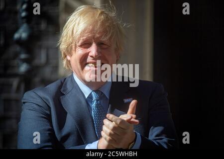 Nell'ambito delle celebrazioni per il compleanno dell'NHS, il primo ministro Boris Johnson si unisce alla pausa per gli applausi per salutare il 72° compleanno dell'NHS fuori dal 10 Downing Street, Londra. Foto Stock