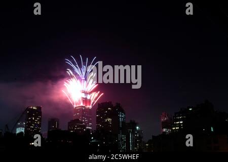 New York City, New York, Stati Uniti. 4 luglio 2020. I fuochi d'artificio lanciano dalla cima dell'Empire state Building a New York City il sabato sera in quella che era una celebrazione molto sottomesso in tutta la maggior parte degli Stati Uniti del 4 luglio, l'American Independence Day. La tempistica e la localizzazione dei fuochi d'artificio a New York non sono stati annunciati in anticipo per evitare che le folle si formino per vederli, data la pandemia del coronavirus e la crisi della salute pubblica che ancora esiste. Credit: Adam Stoltman/Alamy Live News Foto Stock