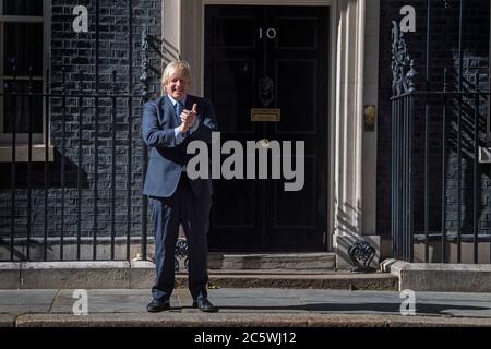 Nell'ambito delle celebrazioni per il compleanno dell'NHS, il primo ministro Boris Johnson si unisce alla pausa per gli applausi per salutare il 72° compleanno dell'NHS fuori dal 10 Downing Street, Londra. Foto Stock