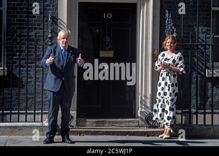 Nell'ambito delle celebrazioni per il compleanno dell'NHS, il primo ministro Boris Johnson e Annemarie Plas, fondatore di Clap per i nostri carers, fuori 10 Downing Street, Londra, dopo aver partecipato alla pausa per gli applausi per salutare il 72° compleanno dell'NHS. Foto Stock