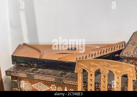 music music tradizionale russo gusli su armadio curvo in legno Foto Stock