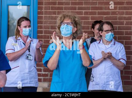 Harrogate, North Yorkshire, Regno Unito. 5 luglio 2020. Il personale dell'NHS si riunisce all'esterno dell'Harrogate Hospital per celebrare il 72° compleanno dell'NHS e per dire Tank a tutti i lavoratori chiave che hanno aiutato il pubblico a superare la pandemia. Credit: ernesto rogata/Alamy Live News Foto Stock