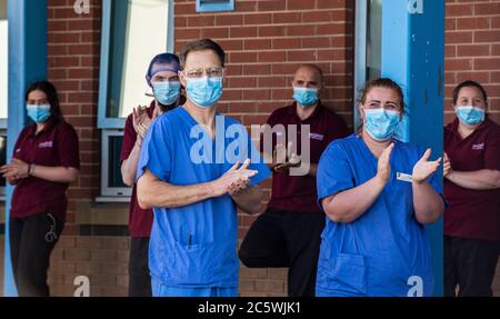 Harrogate, North Yorkshire, Regno Unito. 5 luglio 2020. Il personale dell'NHS si riunisce all'esterno dell'Harrogate Hospital per celebrare il 72° compleanno dell'NHS e per dire Tank a tutti i lavoratori chiave che hanno aiutato il pubblico a superare la pandemia. Credit: ernesto rogata/Alamy Live News Foto Stock