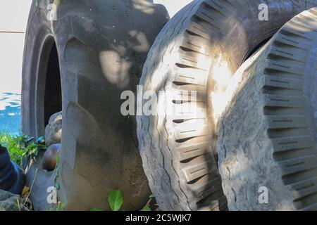 Bandung, Indonesia 4 luglio 2020: Gomma vecchia gomma nera della gomma della gomma della vettura. Gomma pneumatici riciclare. Vecchi pneumatici auto usati in un cantiere in pile in attesa di riciclaggio Foto Stock