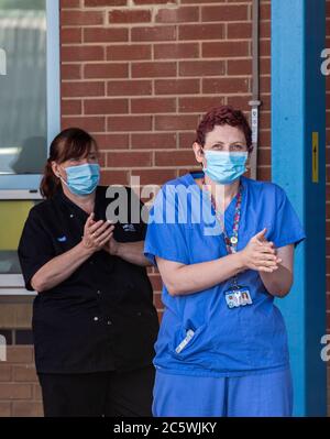 Harrogate, North Yorkshire, Regno Unito. 5 luglio 2020. Il personale dell'NHS si riunisce all'esterno dell'Harrogate Hospital per celebrare il 72° compleanno dell'NHS e per dire Tank a tutti i lavoratori chiave che hanno aiutato il pubblico a superare la pandemia. Credit: ernesto rogata/Alamy Live News Foto Stock